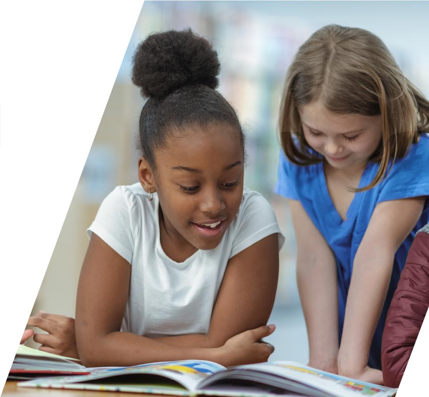 Família feliz usando impressora HP Tank para projetos educacionais