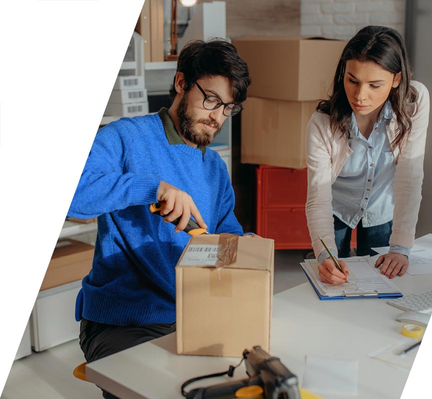 Empreendedor utilizando impressora HP Tank para seu negócio